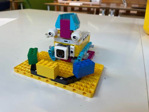 Skolen har kjøpt inn Lego Spike Prime. Det er Lego som kan programmeres.